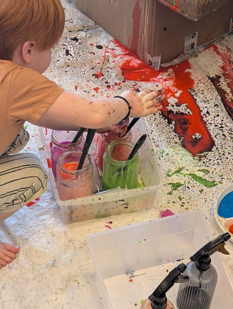 kliederen in het klieder-atelier